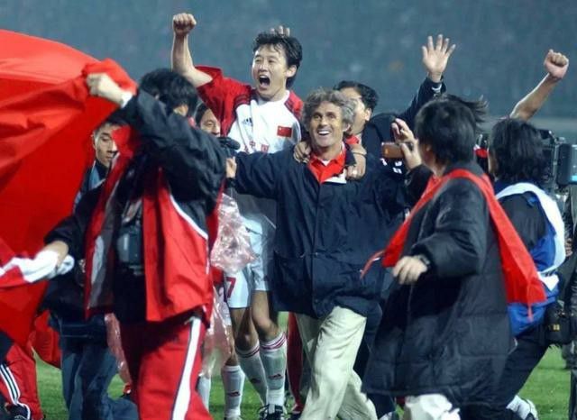 阿森纳2-0领先朗斯第24分钟，马丁内利左路弧线球兜射，门将将球扑倒萨卡身上，萨卡进球，阿森纳3-0领先朗斯第28分钟，马丁内利左路得球盘带内切，这次的兜射有了！